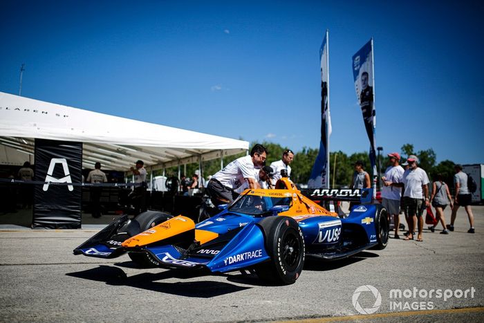 Kevin Magnussen, miembros del equipo Arrow McLaren SP Chevrolet