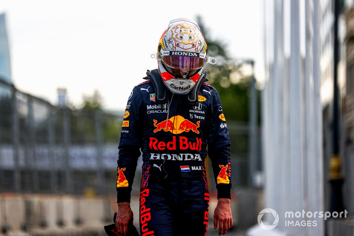 Max Verstappen, Red Bull Racing, torna al box dopo il ritiro