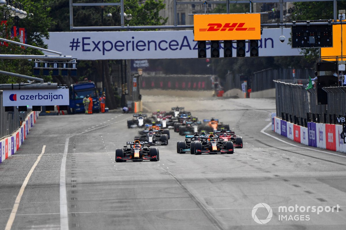 Max Verstappen, Red Bull Racing RB16B, Sergio Pérez, Red Bull Racing RB16B, Lewis Hamilton, Mercedes W12 y el resto del pelotón