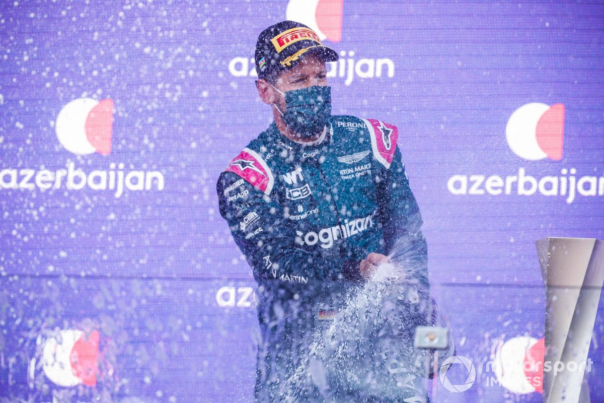 Sebastian Vettel, Aston Martin, 2° classificato, festeggia sul podio