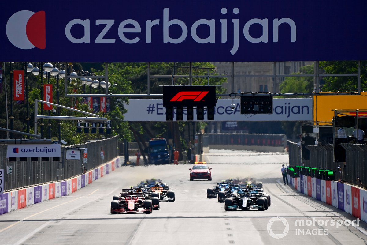 Charles Leclerc, Ferrari SF21, Lewis Hamilton, Mercedes W12, Max Verstappen, Red Bull Racing RB16B e il resto del gruppo al via