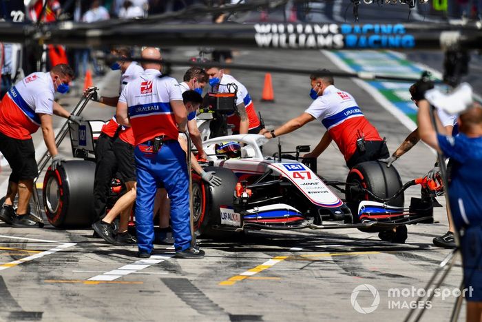 Los mecánicos regresan a Mick Schumacher, Haas VF-21, al garaje