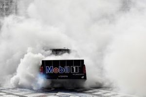 Ganador John Hunter Nemechek, Kyle Busch Motorsports, Toyota Tundra Mobil 1