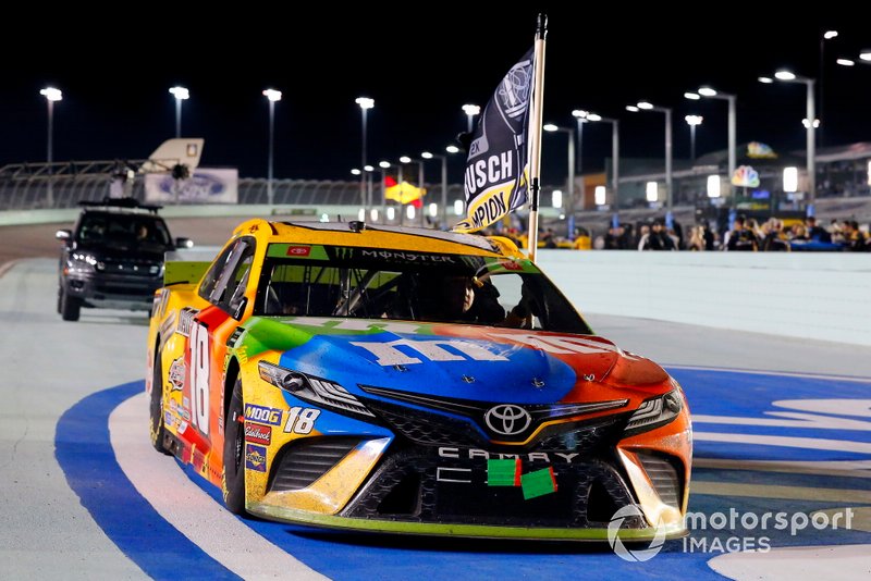 Ganador de la carrera, y Campeón Kyle Busch, Joe Gibbs Racing, Toyota Camry M&M'