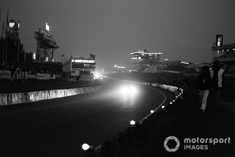 Auto di notte al Dunlop Bridge, alle 24 ore di Le Mans del 1969