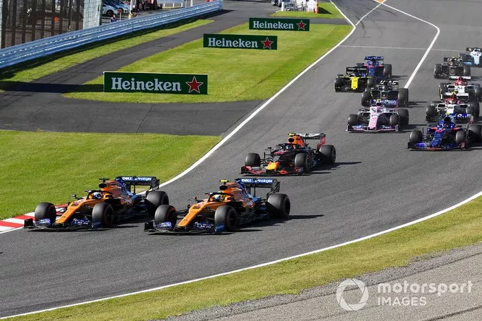 Lewis Hamilton, Mercedes AMG F1 W10, Carlos Sainz Jr., McLaren MCL34, Lando Norris, McLaren MCL34, Alex Albon, Red Bull RB15, Pierre Gasly, Toro Rosso STR14, en la primera curva