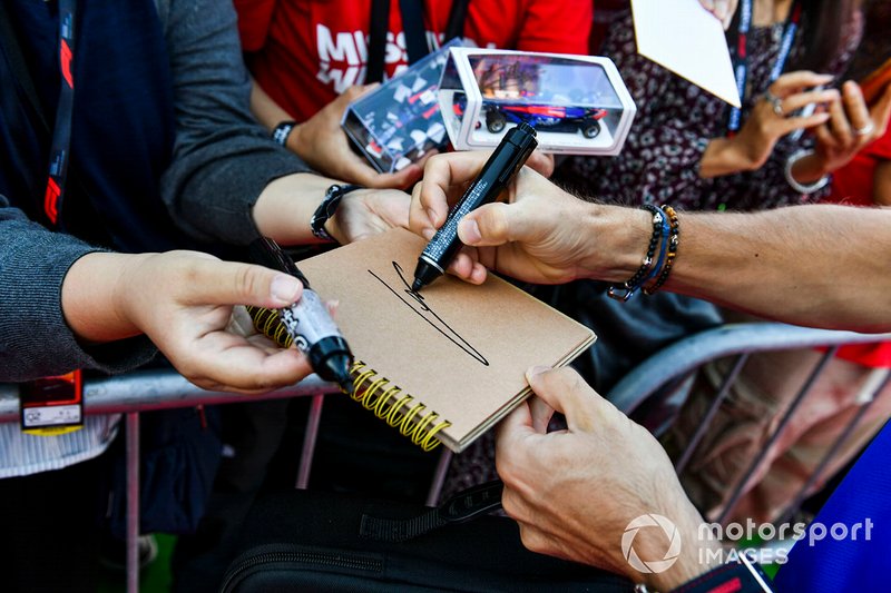 Pierre Gasly, Toro Rosso signs an autograph for a fan 