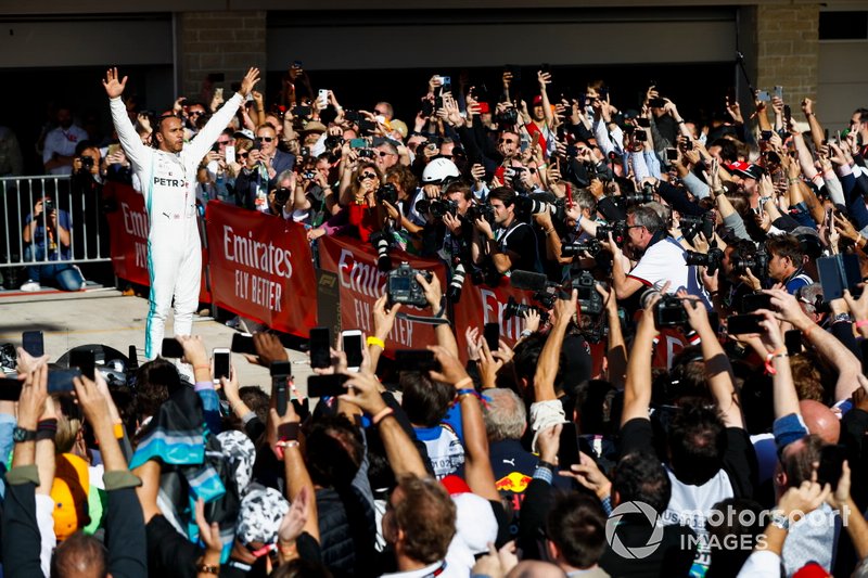Lewis Hamilton, Mercedes AMG F1, 2º lugar, celebra después de conseguir su sexto campeonato del mundo