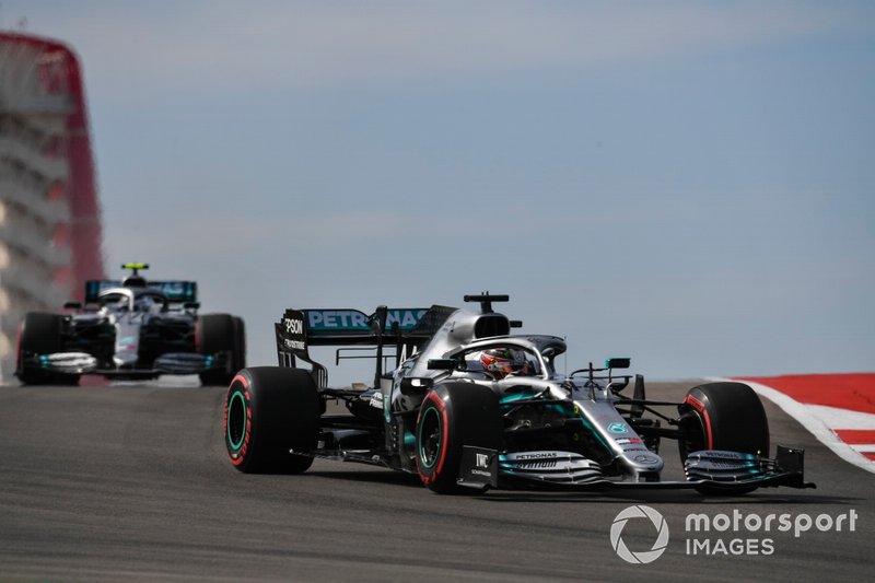 Lewis Hamilton, Mercedes AMG F1 W10, e Valtteri Bottas, Mercedes AMG W10