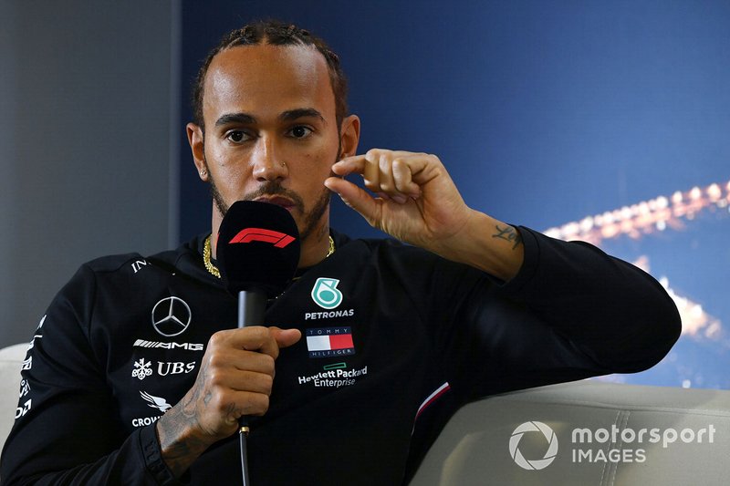 Lewis Hamilton, Mercedes-AMG Petronas F1 en la conferencia de prensa 