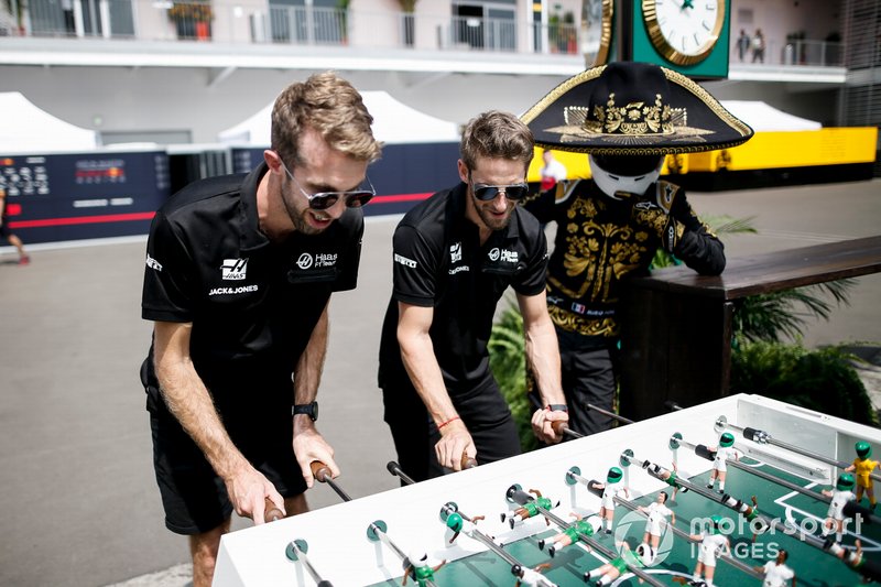 Romain Grosjean, Haas F1 juega al futbolín con Mario Achi, promotor mexicano del GP