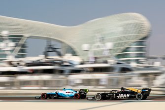 Robert Kubica, Williams FW42, leads Romain Grosjean, Haas F1 Team VF-19