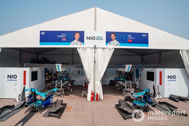 Garage di Oliver Turvey, NIO 333, NIO FE-005, Ma Qing Hua, NIO 333, NIO FE-005