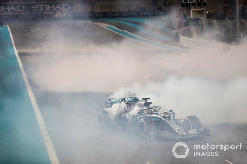 Lewis Hamilton, Mercedes AMG F1 W10, 1ª posición, y Max Verstappen, Red Bull Racing RB15, 2ª posición, realizar donuts