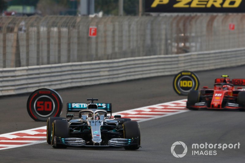 Lewis Hamilton, Mercedes AMG F1 W10, precede Charles Leclerc, Ferrari SF90