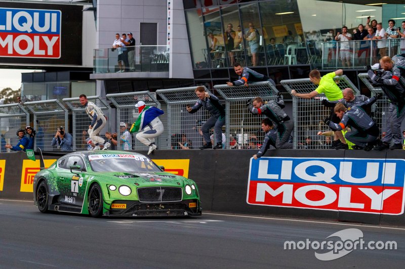 Winners #7 Bentley Team M-Sport Bentley Continental GT3: Jules Gounon, Maxime Soulet, Jordan Pepper