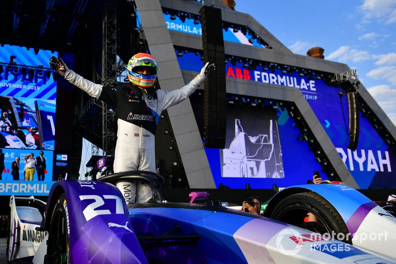 Alexander Sims, BMW I Andretti Motorsports, festeggia nel parco chiuso