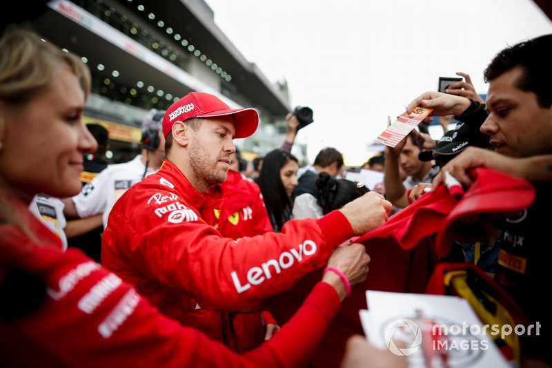 Sebastian Vettel, Ferrari firma un autografo ad un fan