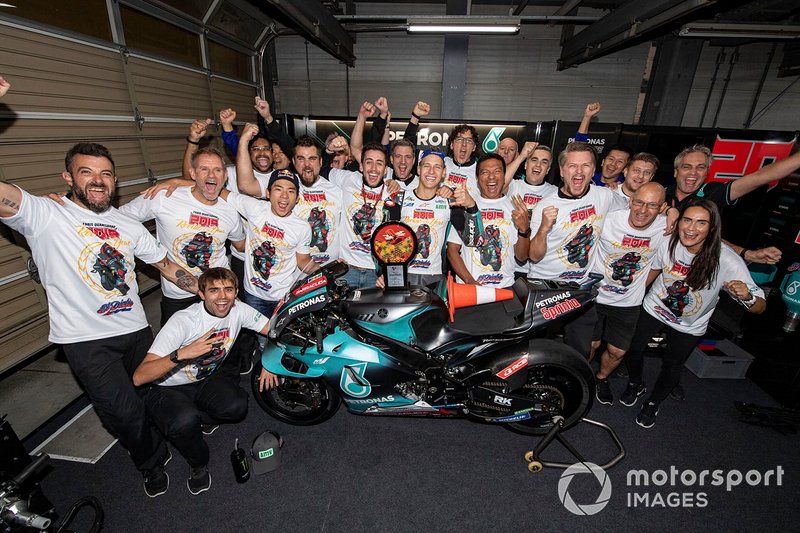 Fabio Quartararo, Petronas Yamaha SRT, fête sa deuxième place avec son équipe