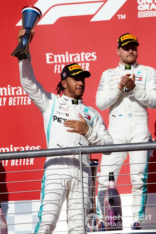 Lewis Hamilton, Mercedes AMG F1, soulève son trophée devant le vainqueur Valtteri Bottas, Mercedes AMG F1 