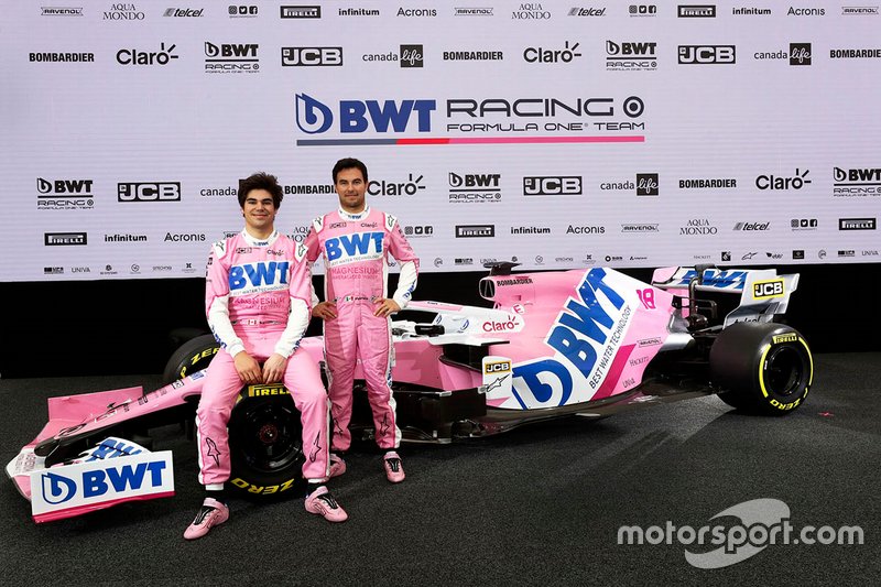 Гонщики Racing Point F1 Team Серхио Перес и Лэнс Стролл рядом с автомобилем RP20