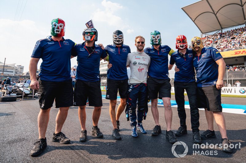 Sam Bird, Virgin Racing y el equipo Envision Virgin con máscaras de lucha libre
