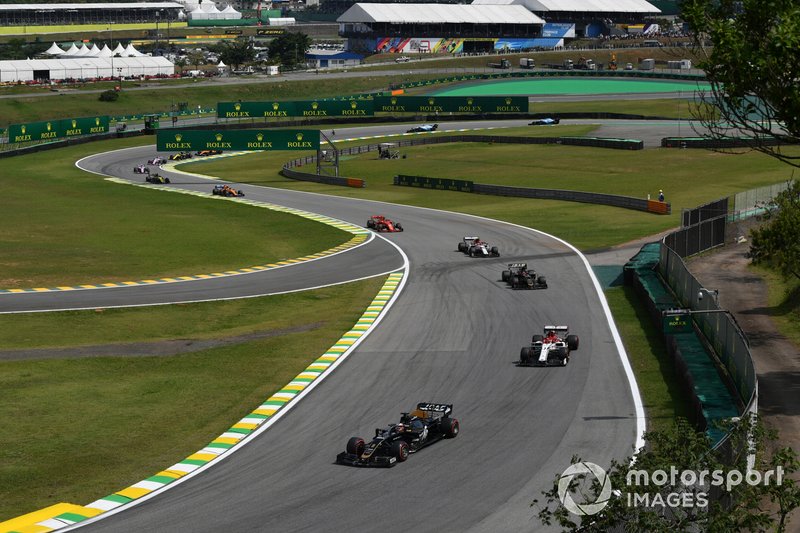 Romain Grosjean, Haas F1 Team VF-19, precede Kimi Raikkonen, Alfa Romeo Racing C38, Kevin Magnussen, Haas F1 Team VF-19, e Antonio Giovinazzi, Alfa Romeo Racing C38