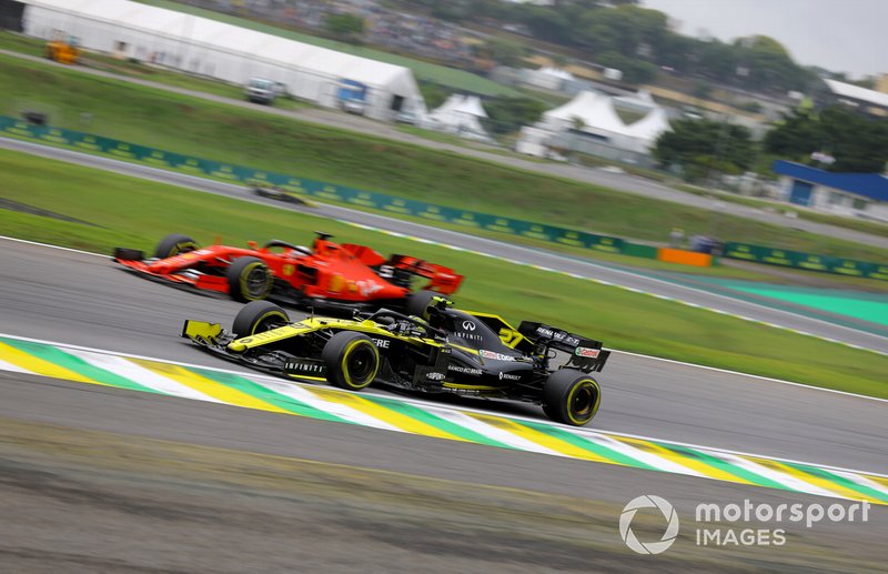 Nico Hulkenberg, Renault F1 Team R.S. 19, precede Sebastian Vettel, Ferrari SF90
