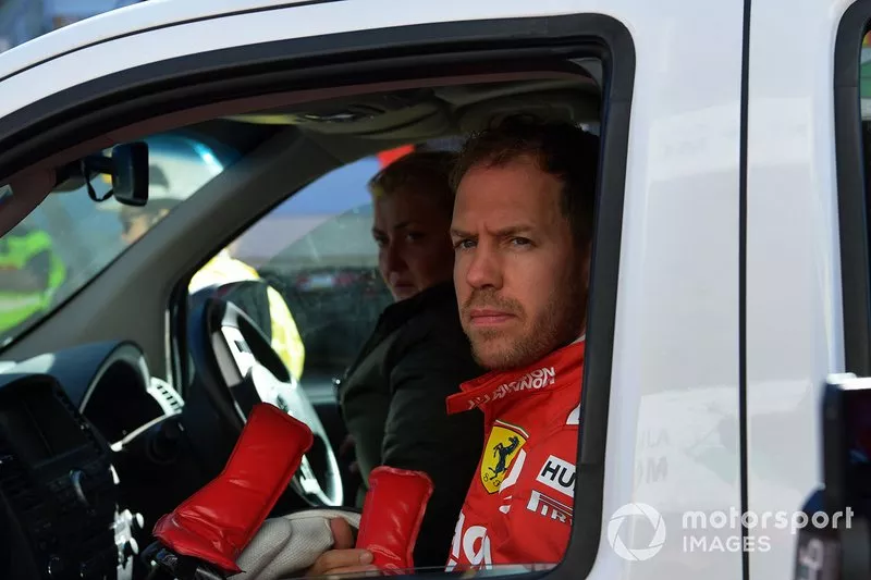 Sebastian Vettel voltando ao box da Ferrari em carro de suporte do circuito de Barcelona