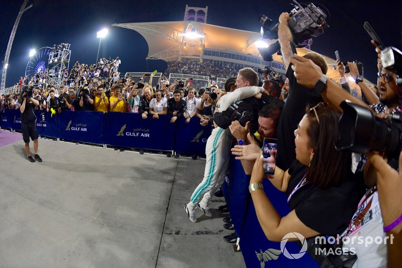 Lewis Hamilton, Mercedes AMG F1, 1ª posición, celebra en Parc Ferme con su equipo