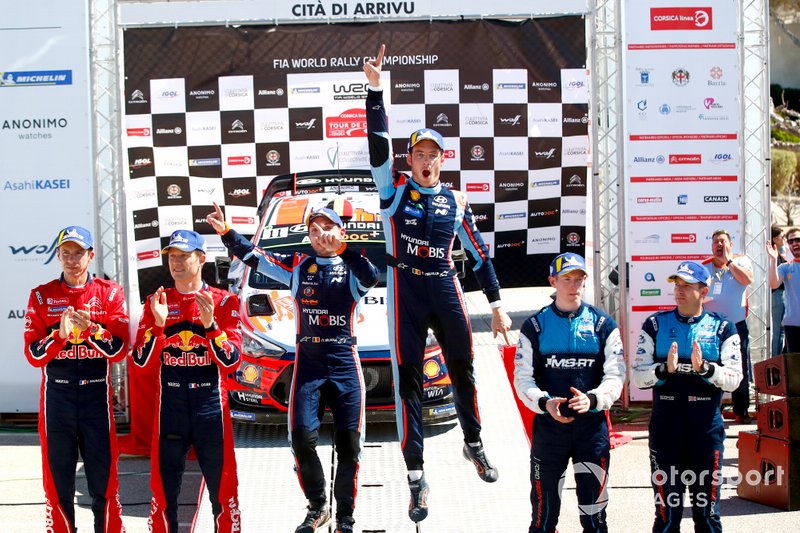 Podio: Thierry Neuville, Nicolas Gilsoul, Hyundai Motorsport Hyundai i20 Coupe WRC, Sébastien Ogier, Julien Ingrassia, Citroën World Rally Team Citroen C3 WRC, Elfyn Evans, Scott Martin, M-Sport Ford WRT Ford Fiesta WRC