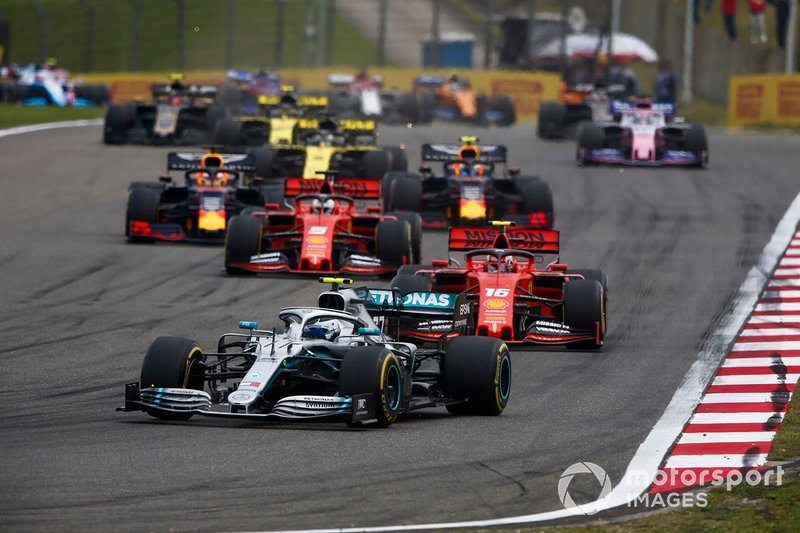 Valtteri Bottas, Mercedes AMG W10, precede Charles Leclerc, Ferrari SF90, Sebastian Vettel, Ferrari SF90, Max Verstappen, Red Bull Racing RB15, e Pierre Gasly, Red Bull Racing RB15