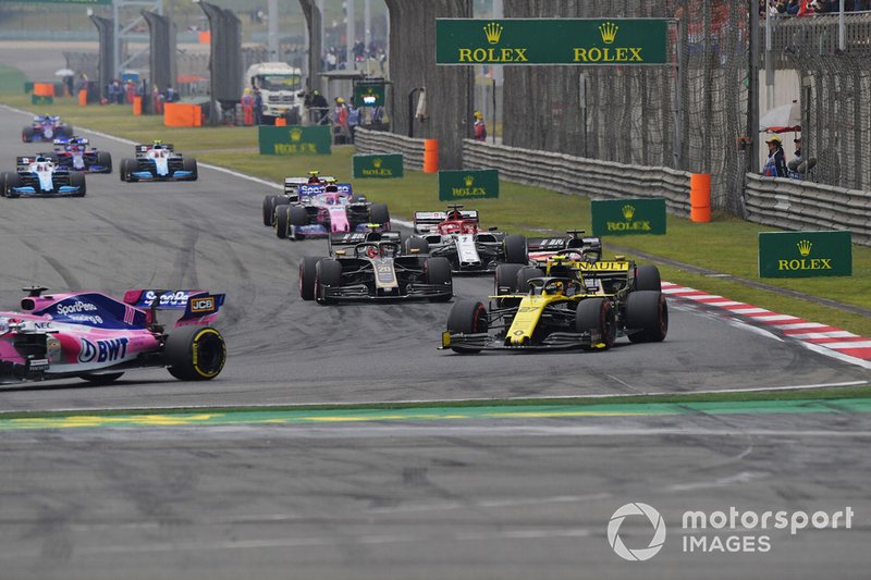 Sergio Perez, Racing Point RP19, precede Nico Hulkenberg, Renault F1 Team R.S. 19, Romain Grosjean, Haas F1 Team VF-19, Kevin Magnussen, Haas F1 Team VF-19, Kimi Raikkonen, Alfa Romeo Racing C38, Lance Stroll, Racing Point RP19, e il resto del gruppo, nel giro di apertura