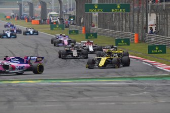 Sergio Perez, Racing Point RP19, devance Nico Hulkenberg, Renault F1 Team R.S. 19, Romain Grosjean, Haas F1 Team VF-19, Kevin Magnussen, Haas F1 Team VF-19, Kimi Raikkonen, Alfa Romeo Racing C38, Lance Stroll, Racing Point RP19, et le reste du peloton