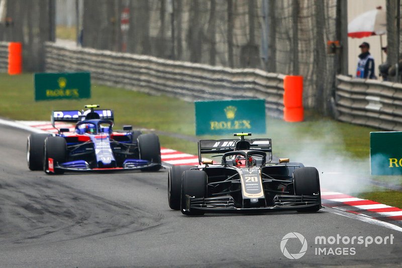 Kevin Magnussen, Haas F1 Team VF-19, bloquea por delante de Alexander Albon, Toro Rosso STR14