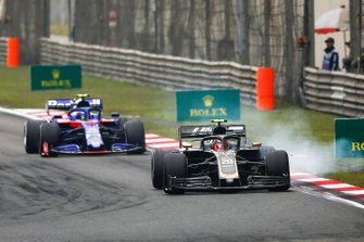Kevin Magnussen, Haas F1 Team VF-19, voor Alexander Albon, Toro Rosso STR14