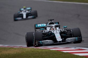Lewis Hamilton, Mercedes AMG F1 W10, devant Valtteri Bottas, Mercedes AMG W10