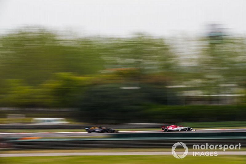Kimi Raikkonen, Alfa Romeo Racing C38, devant Kevin Magnussen, Haas F1 Team VF-19