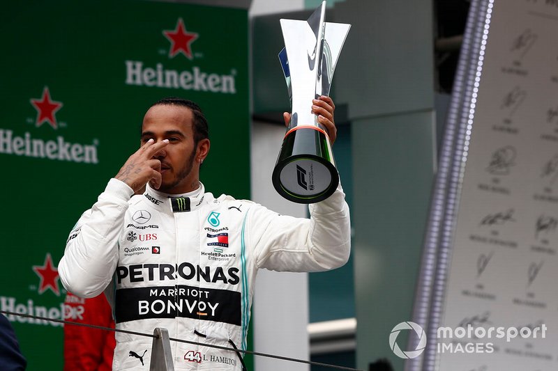 Lewis Hamilton, Mercedes AMG F1, con el trofeo en el podio