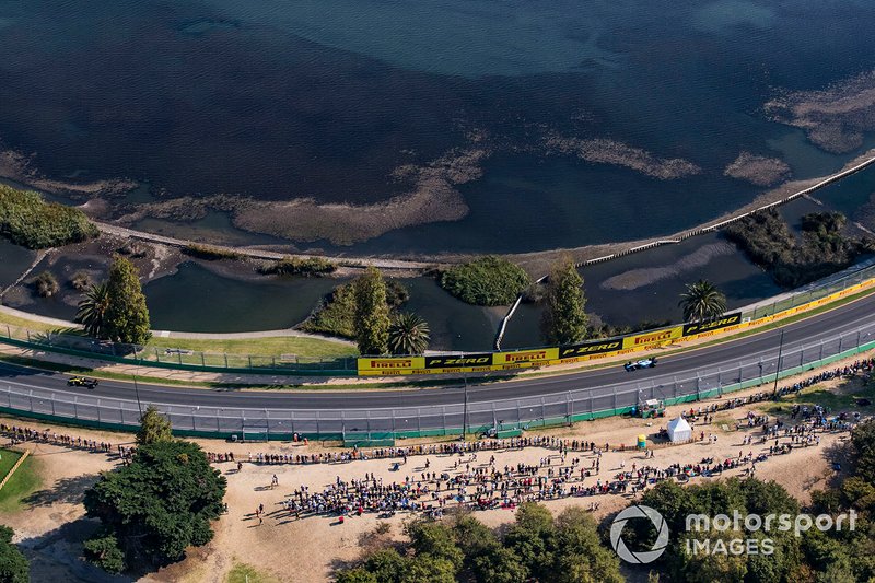 Даніель Ріккардо, Renault F1 Team R.S.19, попереду Роберта Кубци, Williams FW42
