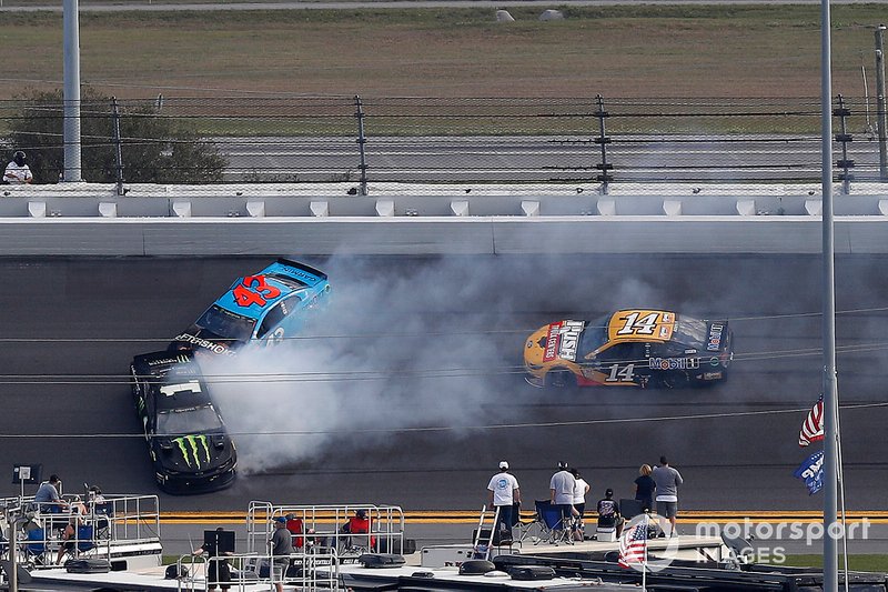Crash: Kurt Busch, Chip Ganassi Racing Chevrolet; Darrell Wallace Jr., Richard Petty Motorsports Chevrolet