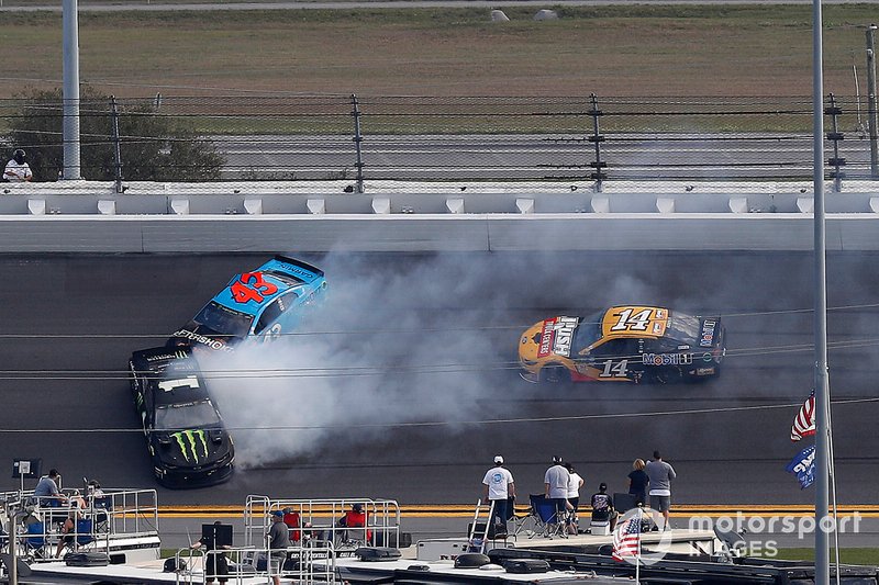 Crash of Kurt Busch, Chip Ganassi Racing Chevrolet, Darrell Wallace Jr., Richard Petty Motorsports Chevrolet