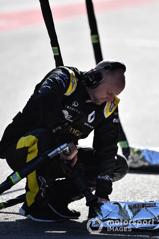 Un meccanico del Renault Sport F1 Team con una pistola per le gomme