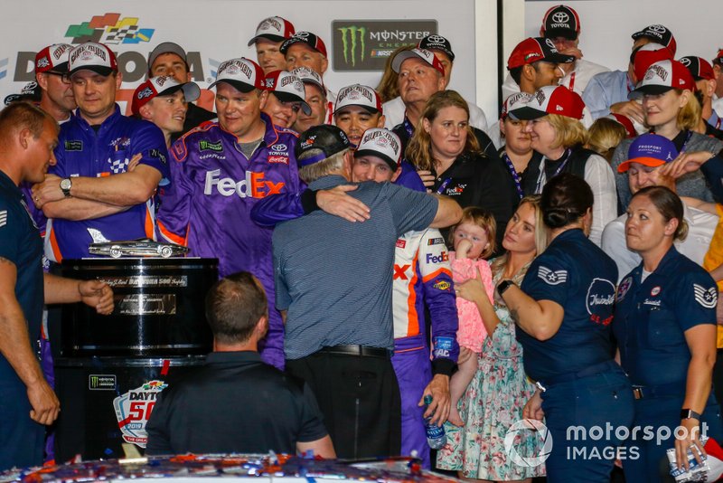 1. Denny Hamlin, Joe Gibbs Racing, mit Coach Joe Gibbs
