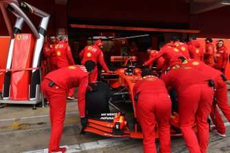 Ferrari monteurs en Sebastian Vettel, Ferrari SF90