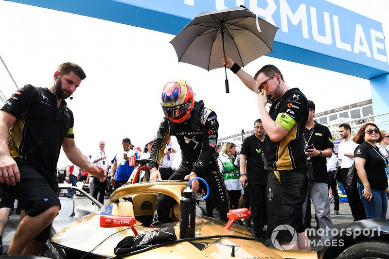 Jean-Eric Vergne, sale sulla sua DS TECHEETAH DS E-Tense FE19, in griglia di partenza