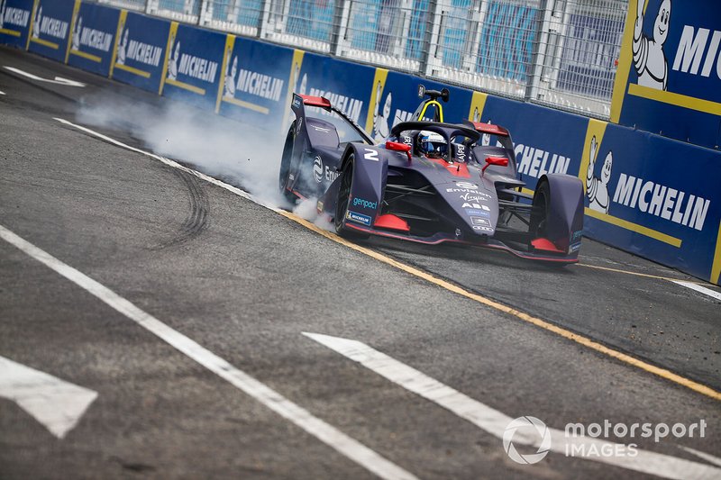 Sam Bird, Envision Virgin Racing, Audi e-tron FE05, locks up a wheel.