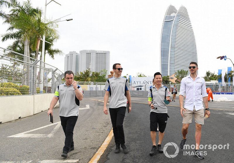 Edoardo Mortara, Venturi Formula E, cammina in pista con alcuni membri del team