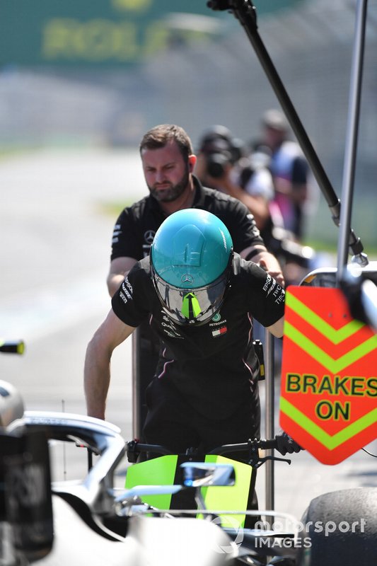 Miembro del equipo Mercedes en el pit lane