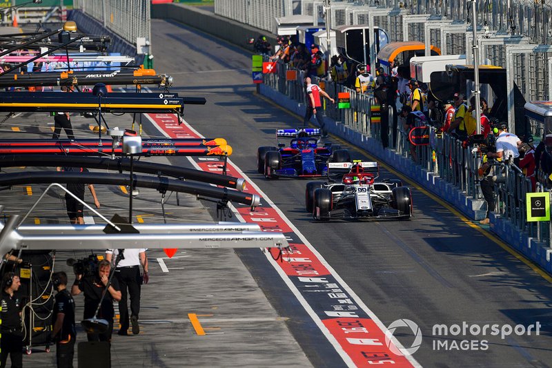 Antonio Giovinazzi, Alfa Romeo Racing C38, precede Daniil Kvyat, Toro Rosso STR14, nella pit lane